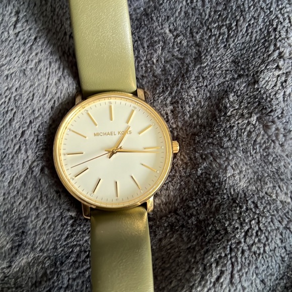 Michael Khors Watch - Picture 2 of 10